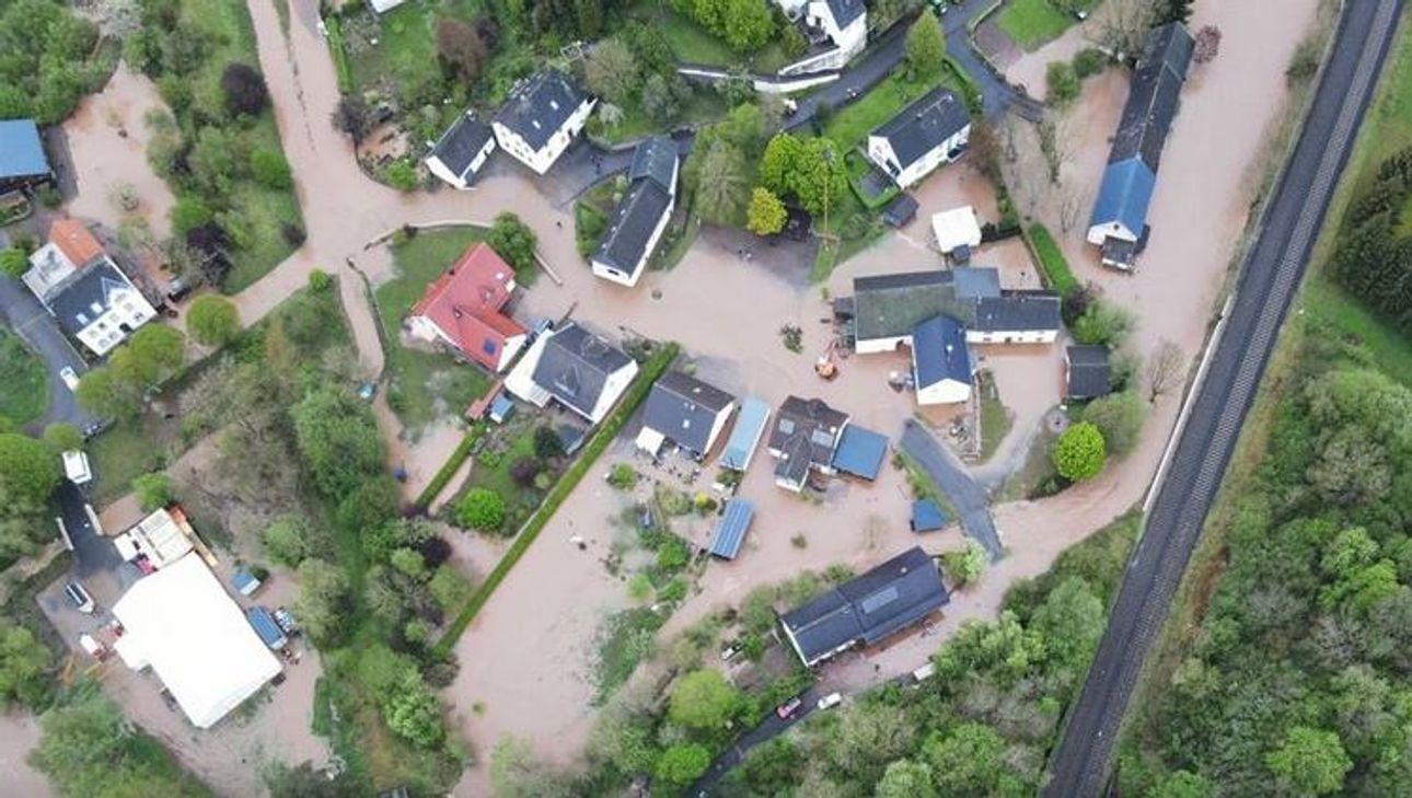 Auch das Festzelt stand im Hochwasser. Die Kirmes findet eingeschränkt statt.