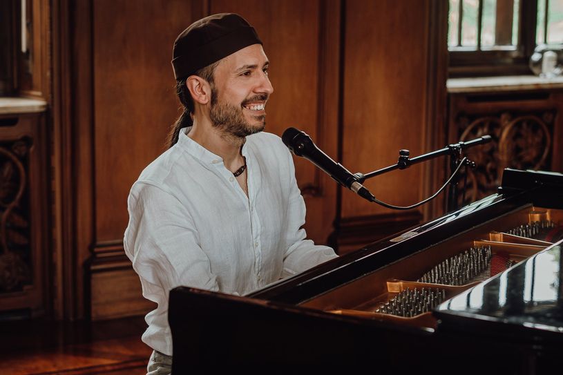 Patrick Kutscha am Klavier.