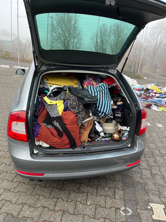 Eine 78-Jährige wollte Kleidungsstücke aus einem Altkleidercontainer auf dem Trödelmarkt verkaufen.