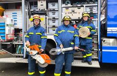 Drei der neuen Einsatzkräfte nach bestandener Prüfung: Janina, Johannes und Michael.