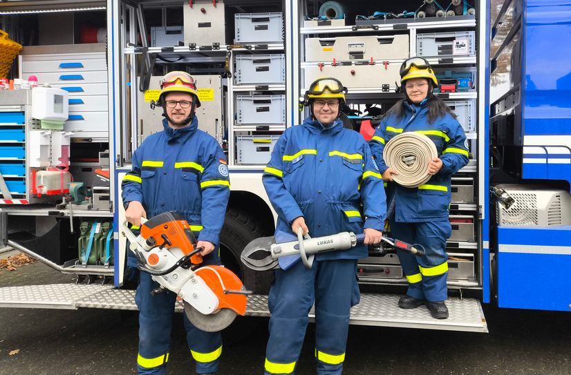 Drei der neuen Einsatzkräfte nach bestandener Prüfung: Janina, Johannes und Michael.