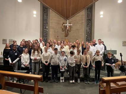 Schülerinnen und Schüler des Gymnasiums Calvarienberg gestalteten gemeinsam mit Chören, Orchester und Ehemaligen ein stimmungsvolles Adventskonzert in der Pfarrkirche St. Lambertus in Lantershofen.