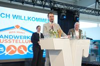 Die offizielle Eröffnung des Beda-Markts 2026 fand im Autohaus Eifel-Mosel statt. Bei der Handwerker-Ausstellung, in Kooperation mit der Volksbank Trier Eifel, präsentierten über 30 regionale Aussteller ihre Produkte und Dienstleistungen.