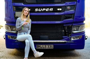 „Elsa“ ist ihr ganzer Stolz: Junge Truckerin Melanie organisiert Festival in Burg