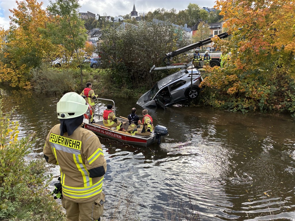 Das Fahrzeug konnte durch den beherzten Einsatz der Feuerwehr Gerolstein gemeinsam mit einem Abschleppunternehmen erfolgreich aus dem Fluss geborgen werden. An diesem entstand ein wirtschaftlicher Totalschaden.