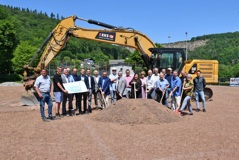 Zum symbolischen Spatenstich im Mayener Nettetal kamen Landrat Dr. Alexander Saftig, Mayens Oberbürgermeister Dirk Meid und der 1. Vorsitzende des TV Kleeblatt Ralph Münzel  gemeinsam mit Vertretern der kommunalen Familie sowie der Kreisverwaltung Mayen-Koblenz und der Stadt Mayen, der Baufirmen und der Regionalbanken zusammen.
