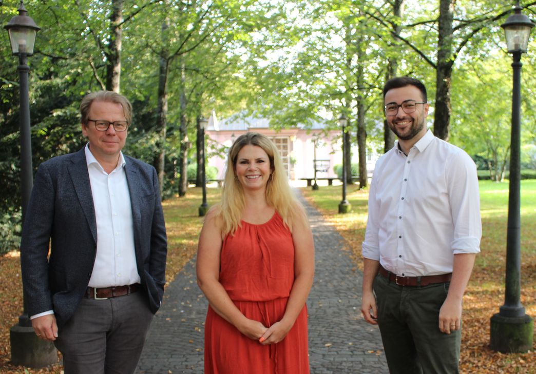 Die Leiterin der Martin-Grundschule Bärbel Scheuring mit dem Hausoberen des Brüderkrankenhauses, Markus Leineweber, und dessen Assistenten Janik Jung.