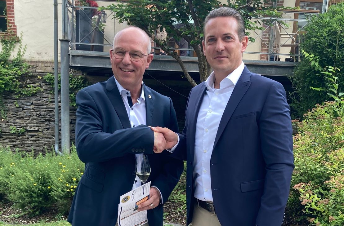 Der bisherige Präsident, Sebastian Bodensteiner (rechts) übergibt das Präsidentenamt an seinen Nachfolger Dr. Christoph Regh aus Bullay.