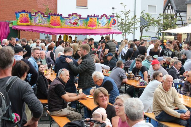 ACHTUNG: Wetterbedingt wird das Vatertagsfest am 14. Mai in diesem Jahr vom Arenbergplatz in die Bürgerhalle verlegt.