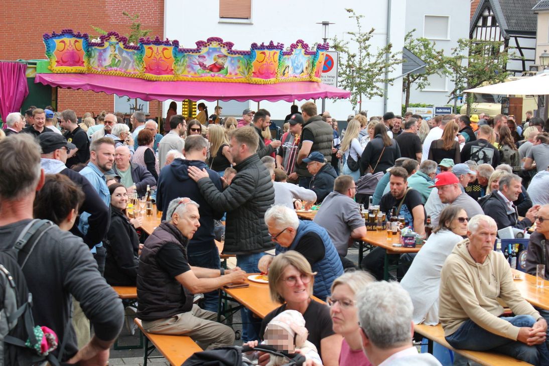ACHTUNG: Wetterbedingt wird das Vatertagsfest am 14. Mai in diesem Jahr vom Arenbergplatz in die Bürgerhalle verlegt.