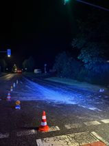 Ein mit weißer Farbe verschmierte Fahrbahn führte am Mittwochabend zu einem Polizeieinsatz. Der mutmaßliche Verursacher verbrachte die Nacht in Polizeigewahrsam.