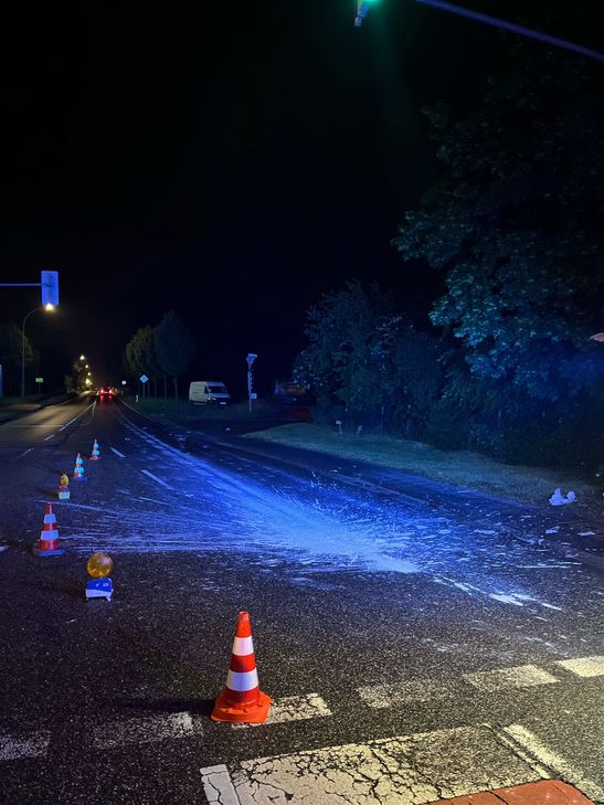 Ein mit weißer Farbe verschmierte Fahrbahn führte am Mittwochabend zu einem Polizeieinsatz. Der mutmaßliche Verursacher verbrachte die Nacht in Polizeigewahrsam.