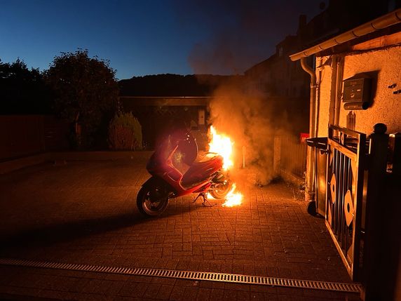 In der Langemarckstraße in Prüm geriet ein Motorroller in Brand.