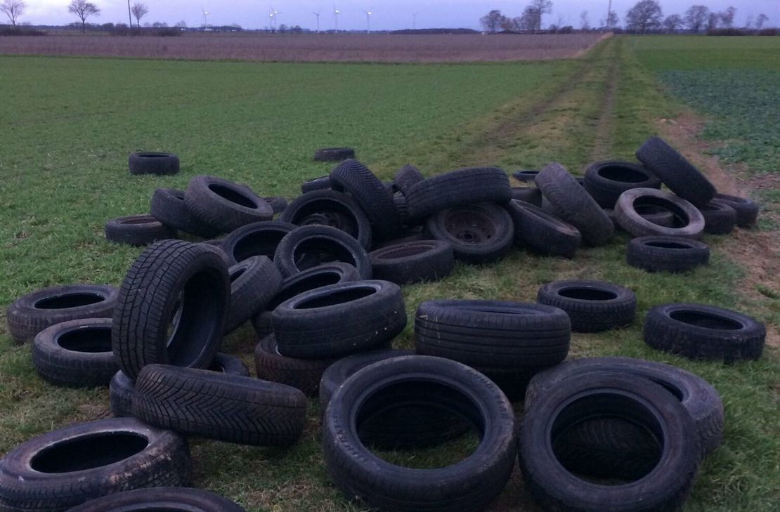 Auf einem Wiesenweg nördlich von Weiler in der Ebene wurde in den vergangenen Tagen eine größere Menge an Altreifen illegal entsorgt.