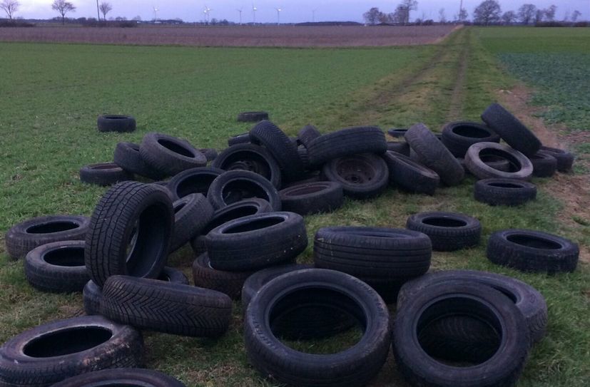 Auf einem Wiesenweg nördlich von Weiler in der Ebene wurde in den vergangenen Tagen eine größere Menge an Altreifen illegal entsorgt.