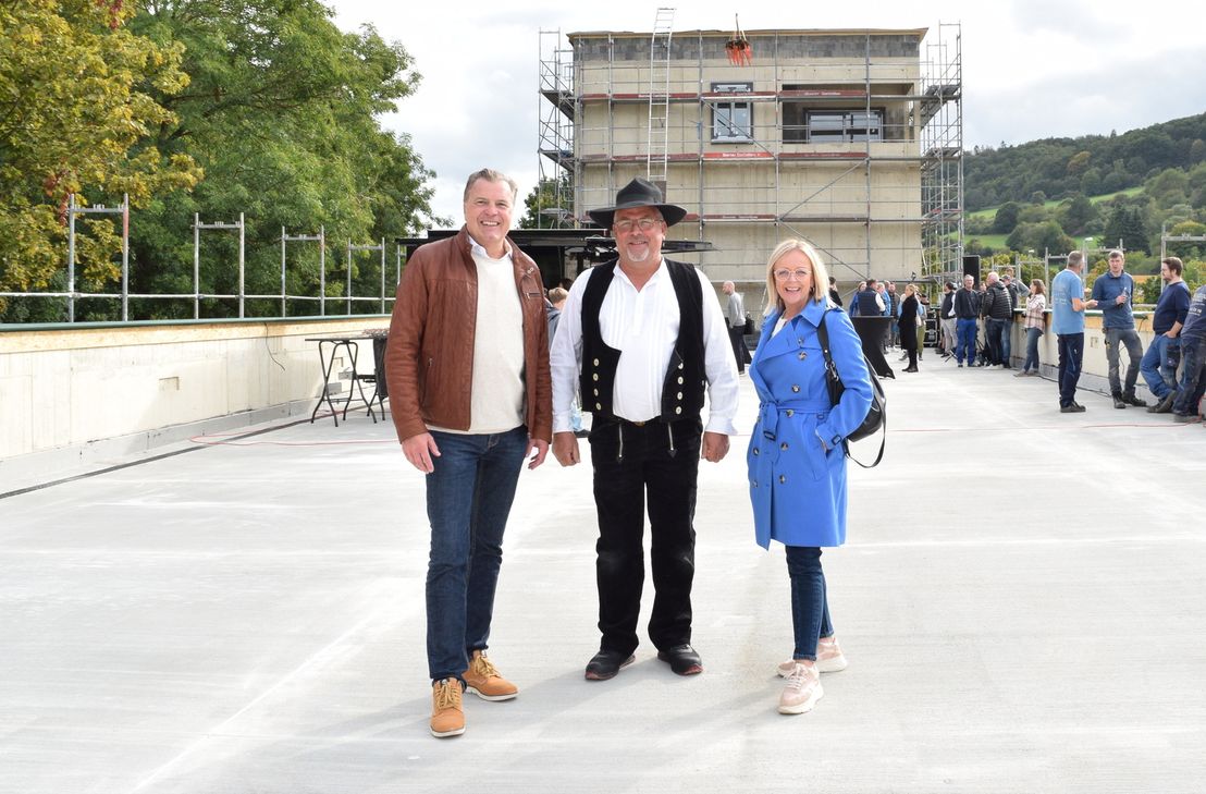 Freuen sich gemeinsam über den Baufortschritt (v.li.): City-Outlet-Geschäftsführer Marc Brucherseifer, Zimmerermeister Jürgen Dreßen und Bürgermeisterin Sabine Preiser-Marian.