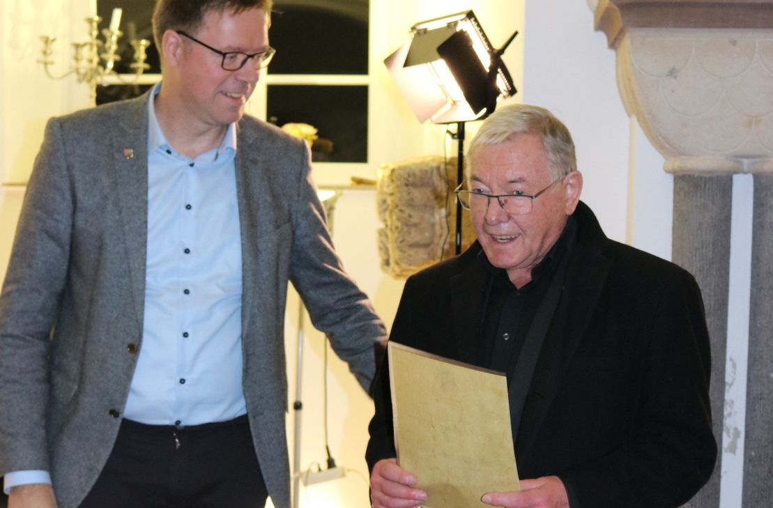 Überrascht und erfreut: Gerd Vockensperger (re.) mit Bürgermeister Marcus Heintel.