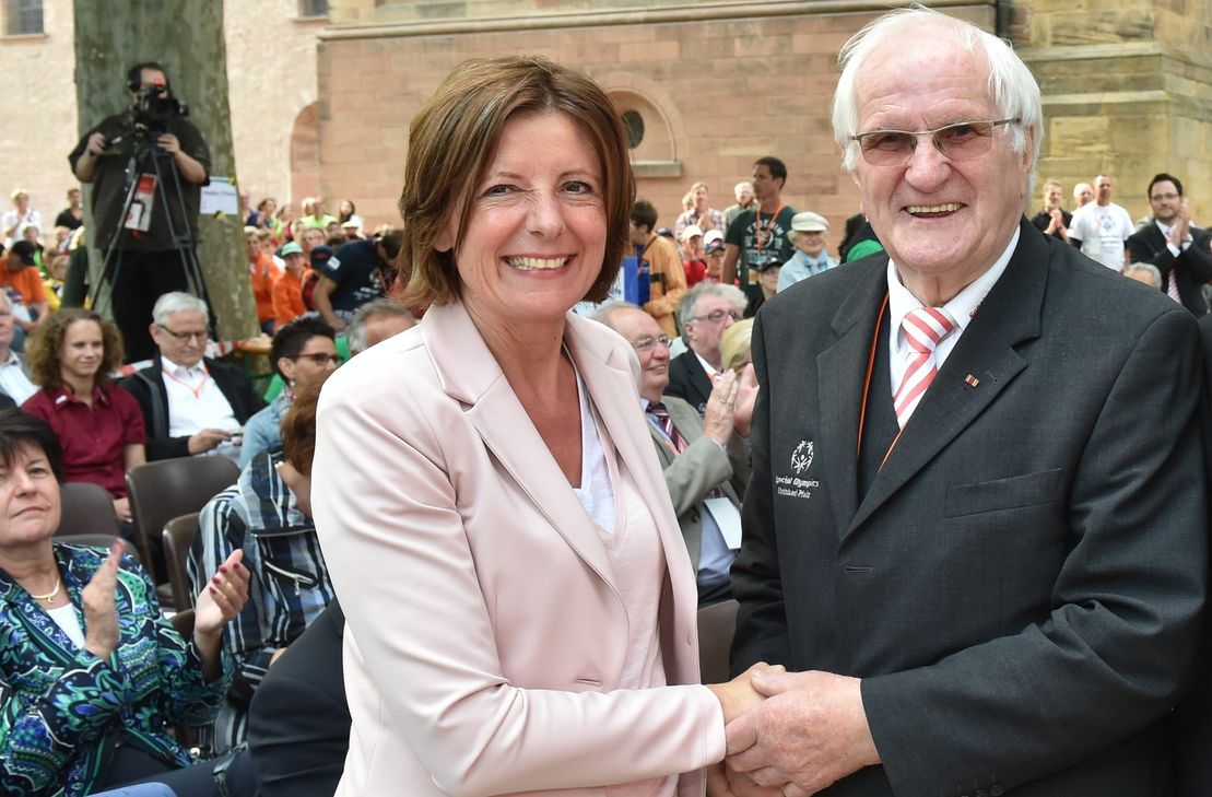 Dreyer mit dem Urgestein von Special Olympics Karl-Heinz Thommes bei der Eröffnung der Landesspiele in Speyer