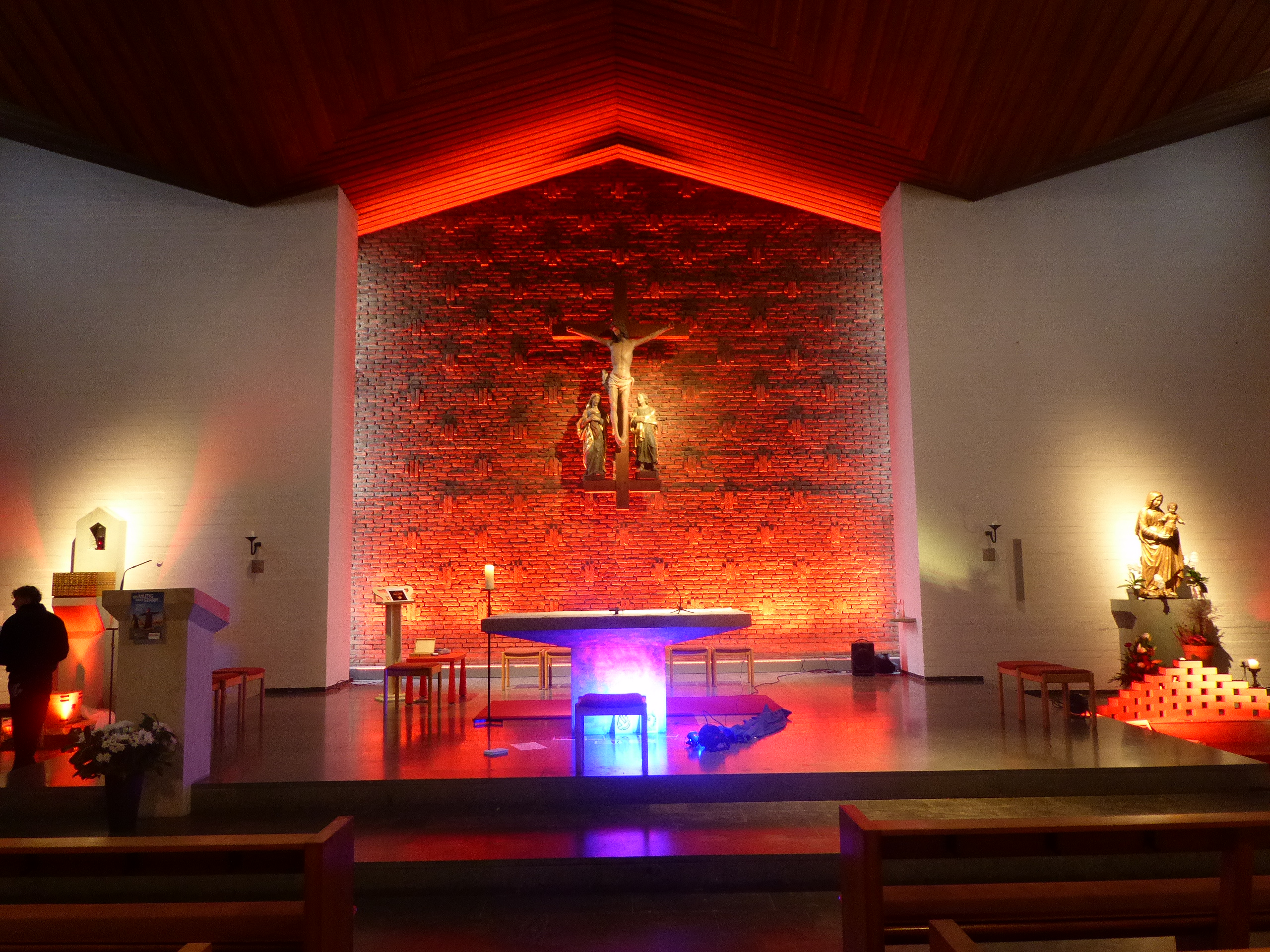 Der Altarraum der Lutzerather Kirche wurde für den Lebens-, Glaubens- Beichtparcours an verschiedenen Stationen wunderschön beleuchtet.