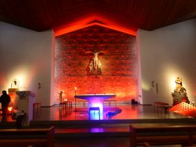 Der Altarraum der Lutzerather Kirche wurde für den Lebens-, Glaubens- Beichtparcours an verschiedenen Stationen wunderschön beleuchtet.