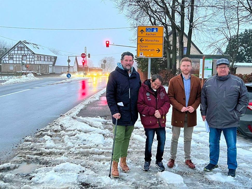 Die Ampel steht für Radfahrer dauerhaft auf Rot: Die L106 zwischen Eicherscheid und Am Gericht, aber besonders die Blumgasse nach Konzen wird von Radfahrern viel genutzt - ohne Radweg eine gefährliche Sache. Der Landtagsabgeordnete Daniel Scheen-Pauls will nun endlich die Herzensangelegenheit der Ortsvorsteher Matthias Steffens (r.) und Günter Scheidt in Bewegung bringen. Foto: T. Förster