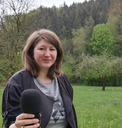 Mit dem Mikrofon in der Hand poträtiert Julia Kunze die Menschen der Eifel. Foto: privat