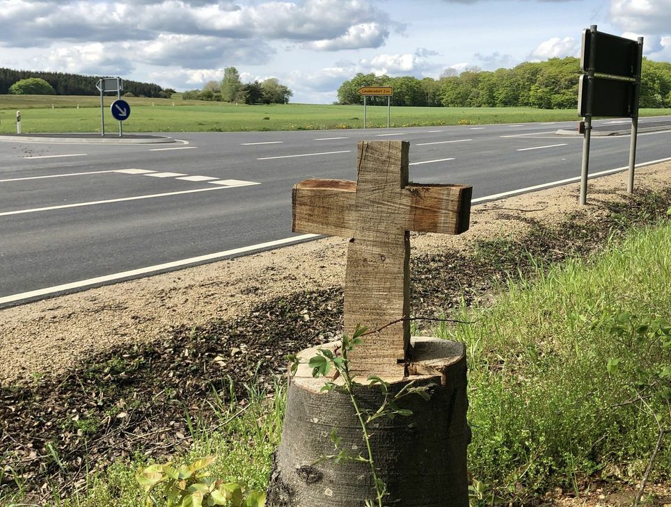 Zwischen Kerpen und Ahütte steht an der neuen Abzweigung nach Leudersdorf ebenfalls ein Holzkreuz. Foto: Mager