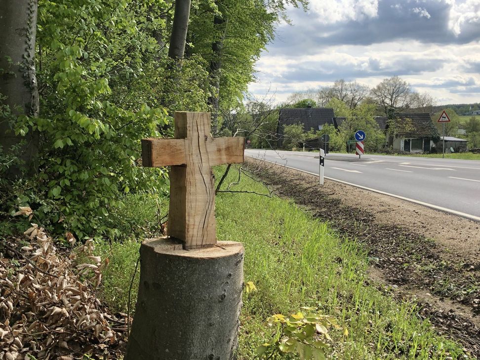Zwischen Kerpen und Ahütte steht an der neuen Abzweigung nach Leudersdorf ebenfalls ein Holzkreuz. Foto: Mager