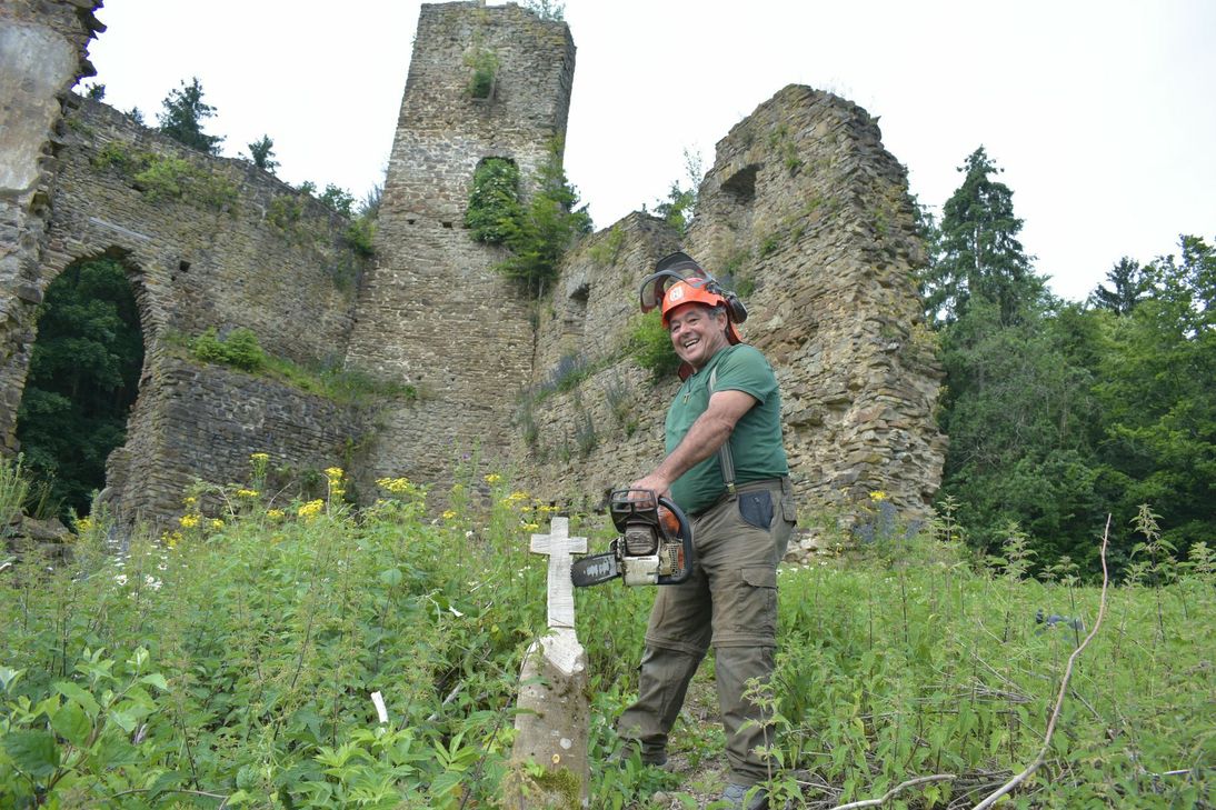 Eines der Holzkreuze, die Javier Romero gesägt hat, findet sich vor der Burgruine Neublankenheim an der Landesgrenze bei Ahütte. Foto: Mager