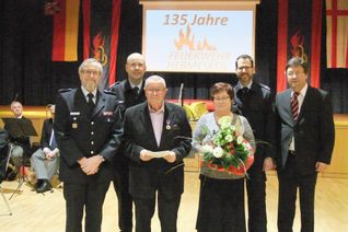 Der Hermeskeiler Karl Heil (Bildmitte) erhielt gemeinsam mit seiner Frau Katharina  die Ehrenmedaille, die höchste Auszeichnung, die der Deutsche Feuerwehrverband an Nicht-Mitglieder vergibt. Foto: Fischer