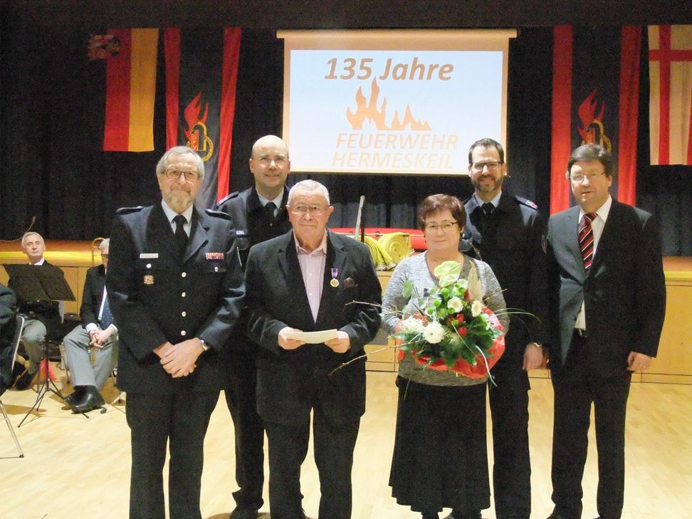 Der Hermeskeiler Karl Heil (Bildmitte) erhielt gemeinsam mit seiner Frau Katharina  die Ehrenmedaille, die höchste Auszeichnung, die der Deutsche Feuerwehrverband an Nicht-Mitglieder vergibt. Foto: Fischer