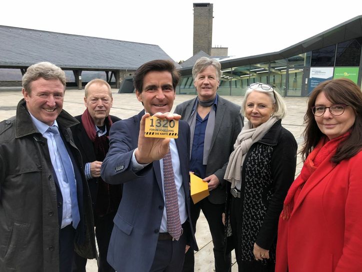 Eine Karte mit Symbolwert: Am 1. März 2020 wird Thomas Kreyes (Mitte) seinen Dienst als Geschäftsführer von Vogelsang IP antreten. mn-Foto