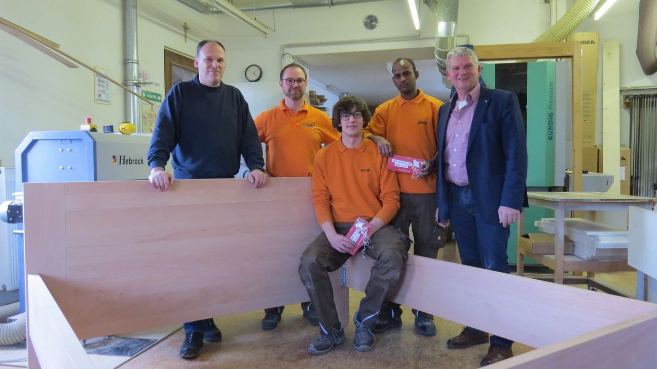 Von links: Ortsbürgermeister Jörg Fuhrmann, Christoph Schenk, Jonas Hartenfels, Maesho Gebru und der Beigeordnete der VG Kaisersesch, Gerhard Weber.