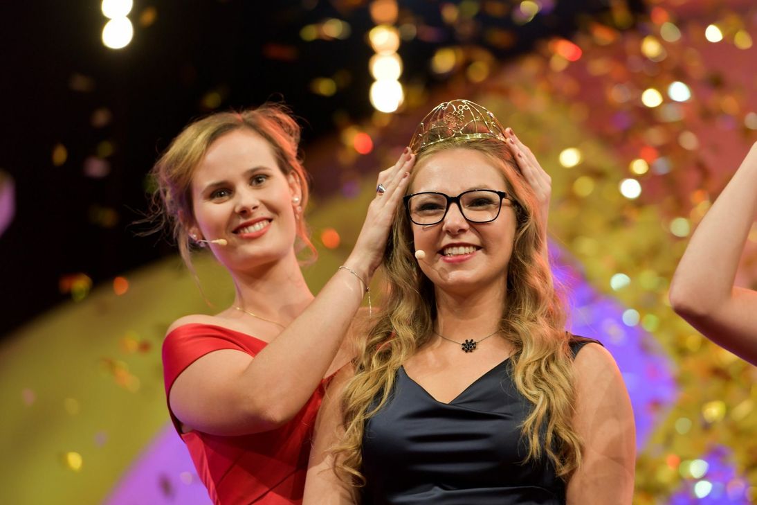 Linda Trarbach (r.) wird von ihrer Vorgängerin Eva Müller zur Deutschen Weinprinzessin gekürt. Foto: Angelika Stehle