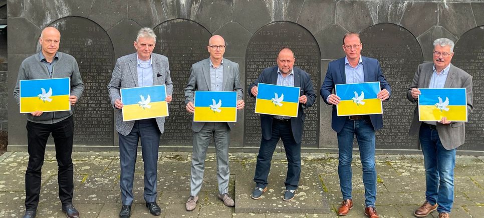 Die Bürgermeister vor dem Mendiger Kriegerdenkmal: Ortsbürgermeister Thomas Braunstein (Kottenheim), Bürgermeister Claus Peitz (Andernach), Oberbürgermeister Dirk Meid (Mayen), Bürgermeister Alfred Schomisch (Verbandsgemeinde Vordereifel), Bürgermeister Jörg Lempertz (Verbandsgemeinde Mendig) und Stadtbürgermeister Hans Peter Ammel (Mendig).