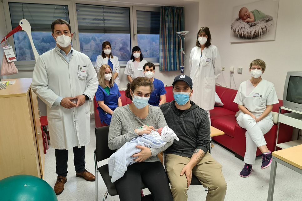 Das Team der Klinik für Gynäkologie und Geburtshilfe um Chefarzt Dr. med. Panagiotis Sklavounos (links) mit den frischgebackenen Eltern und Baby Gracie Rose.