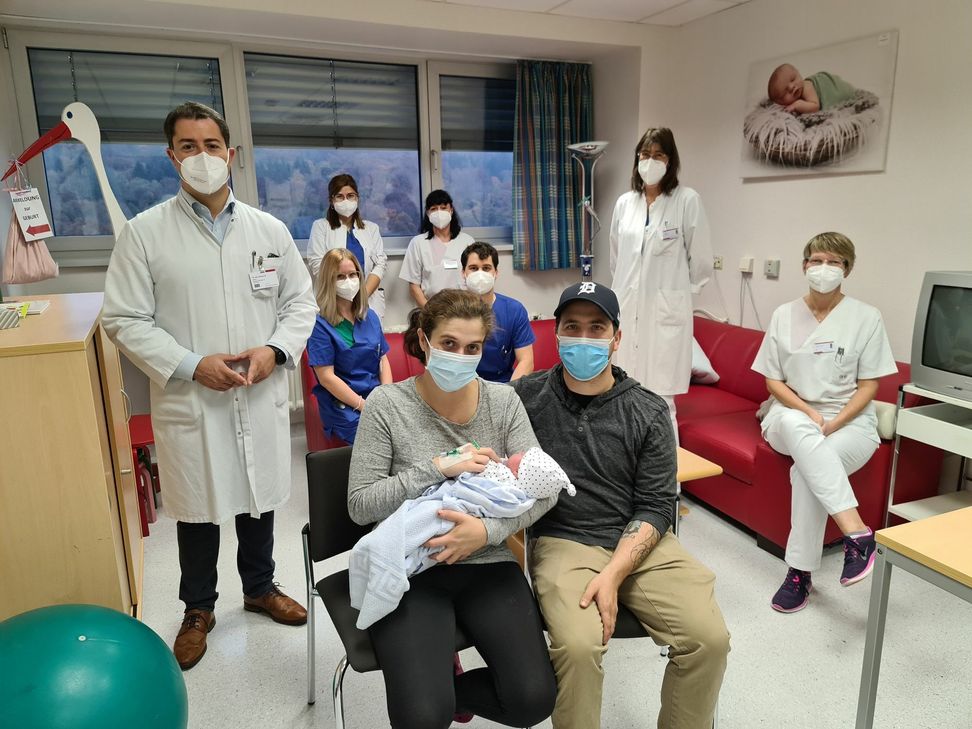 Das Team der Klinik für Gynäkologie und Geburtshilfe um Chefarzt Dr. med. Panagiotis Sklavounos (links) mit den frischgebackenen Eltern und Baby Gracie Rose.