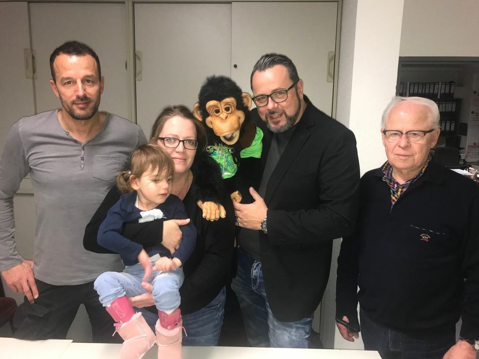 Familie Germann, Frank Lorenz mit Charly sowie Herbert Wirzius bei einem Treffen nach der Bauchredner-Show im Büro des Förderverein Lützelsoon.