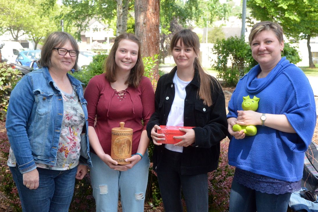 Kerstin Krus (l.) betreut mit Vladislava Koll (r.) den Russlandaustausch am GAT. Beide Lehrerinnen haben gemeinsam mit zwei Schülerinnen die Hilfsaktion für Polina ins Leben gerufen. Foto: Bernhard Karst/GAT/pp/Agentur ProfiPress