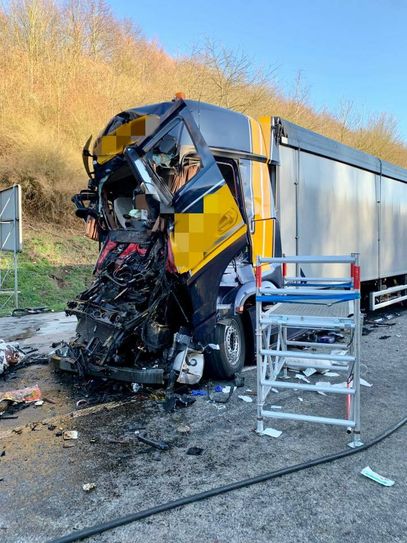 Einen der Lkw-Fahrer musste die Feuerwehr aus dem Führerhaus befreien. Foto: Feuerwehr Ahrweiler
