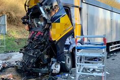 Einen der Lkw-Fahrer musste die Feuerwehr aus dem Führerhaus befreien. Foto: Feuerwehr Ahrweiler