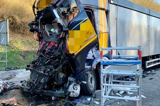 Einen der Lkw-Fahrer musste die Feuerwehr aus dem Führerhaus befreien. Foto: Feuerwehr Ahrweiler