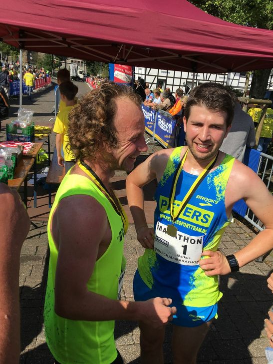 André Collet (l.), im Vorjahr zum achten Mal Sieger auf der Marathonstrecke, tritt 2018 beim Ultra an. Der Zweitplatzierte Markus Werker pausiert (r.). Große Chancen also für ambitionierte Athleten wie Christian Nießen, sich in die Siegerlisten des Monschau Marathon einzutragen. Zuletzt gelang ihm das 2015. Foto: T. Förster