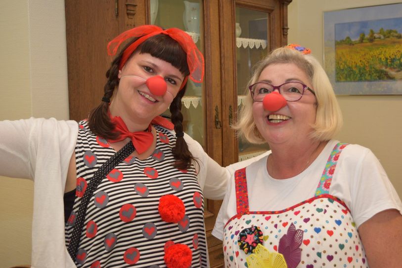 Das Geronto-Clown-Duo »Liesel und Lotte«, alias Christine Schwingel (re., Grafschaft-Birresdorf) und Melanie Laux (li,. aus Ochtendung), bei seinem »Auftritt« in der geriatrischen Ambulanz des Krankenhauses Maria Hilf  in Bad Neuenahr. Foto: Scholl