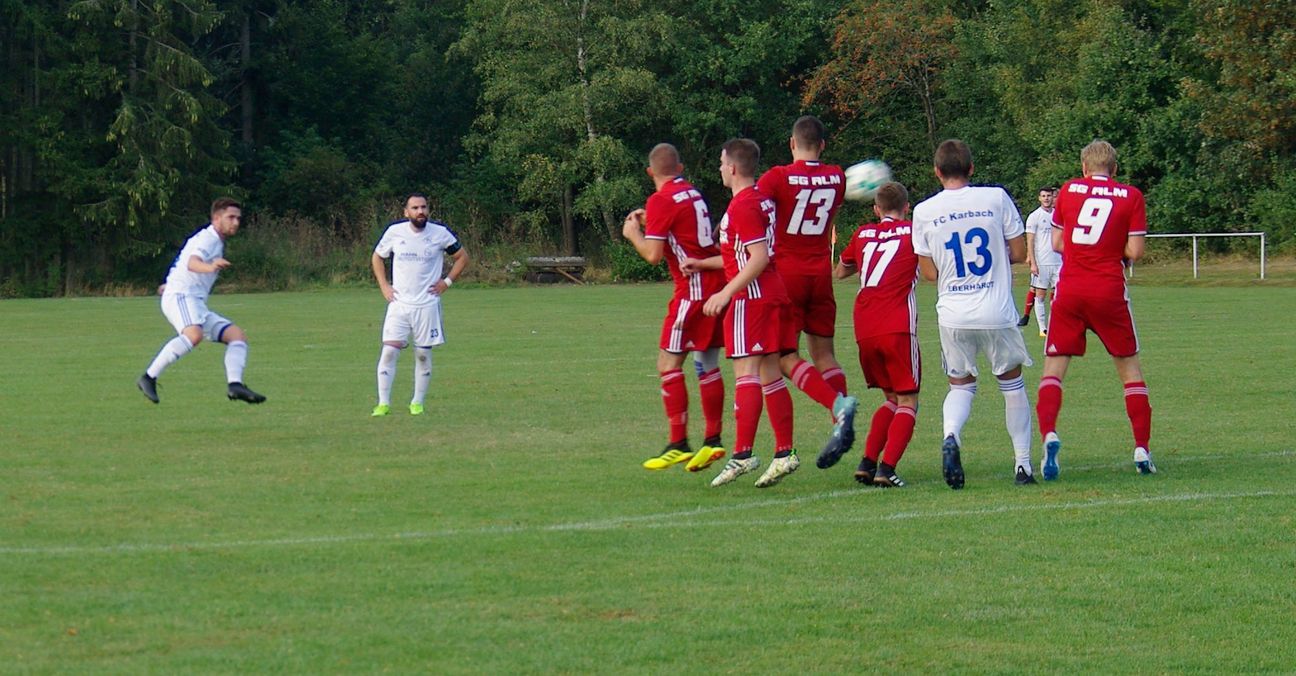 Über die Mauer Hinweg setzt Dominik Kunz den Freistoß zum 0:1 direkt ins Netz. Am Ende stand es 1:8 für den Oberligisten (Foto: Arno Boes)