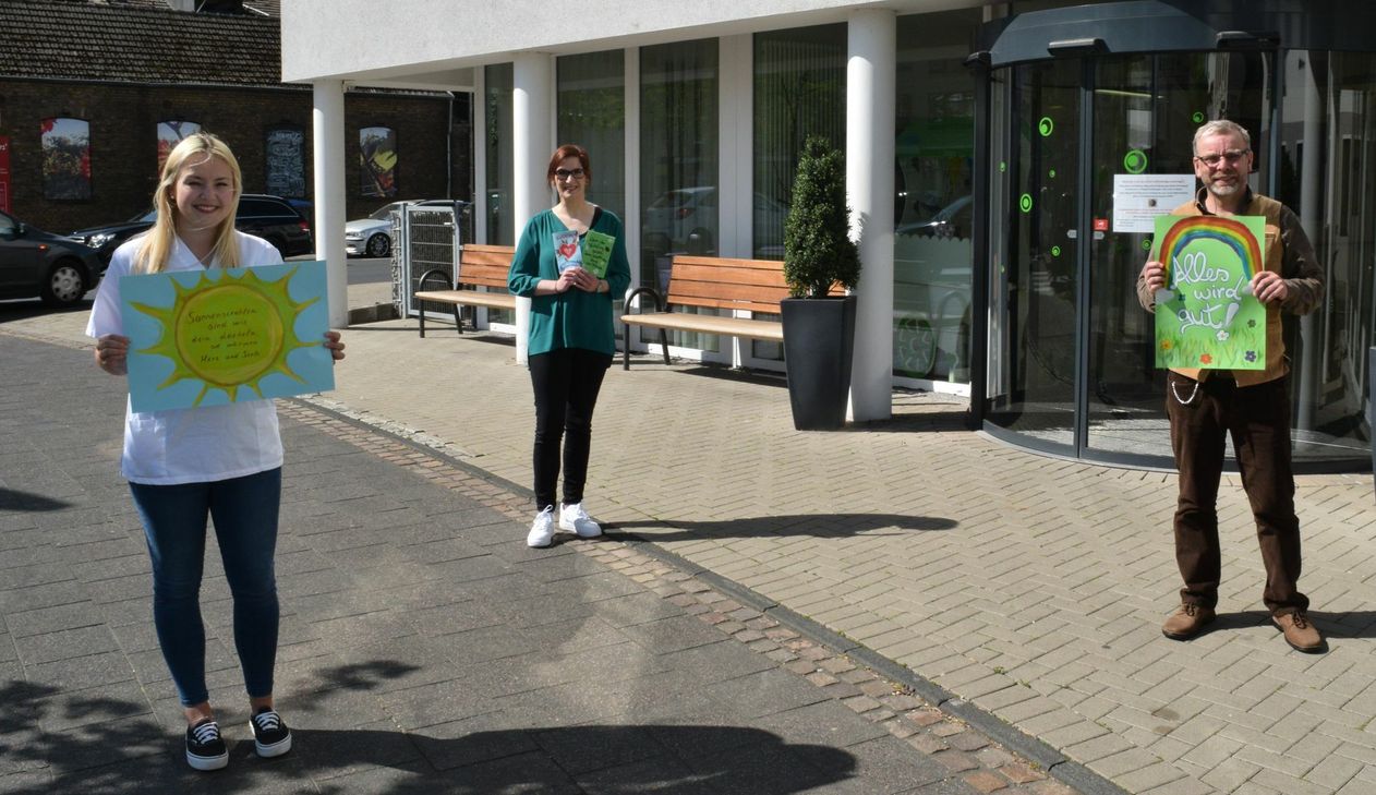 Freuen sich auf viele Einsendungen im Rahmen von »Frühlingsgrüße an Integra«: Lisa Nisters (li.; stellvertretene Leitung Sozialer Dienst), Anja Simons (Mitte, Leitung Sozialer Dienst) und Einrichtungsleiter Heijo Stroecks (re.). Foto: Scholl