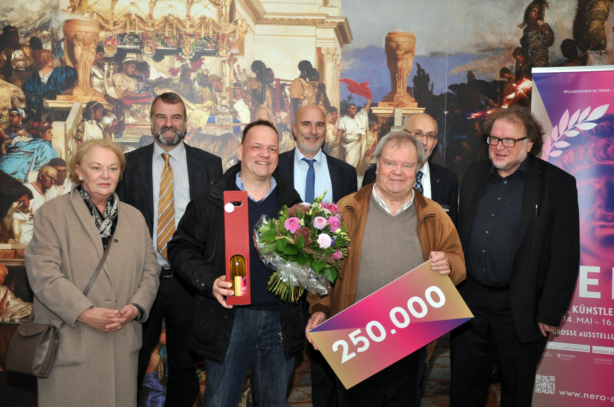 Der 250.000. Besucher der Nero-Ausstellung mit den Ausstellungsmachern (v.l.n.r.): Dr. Elisabeth Dühr, Dr. Marcus Reuter, Stephan Horn, Prof. Heinz Günter Horn, Christoph Kraus, Markus Groß-Morgen, Thomas Metz. Foto: Museum am Dom, R. Schneider