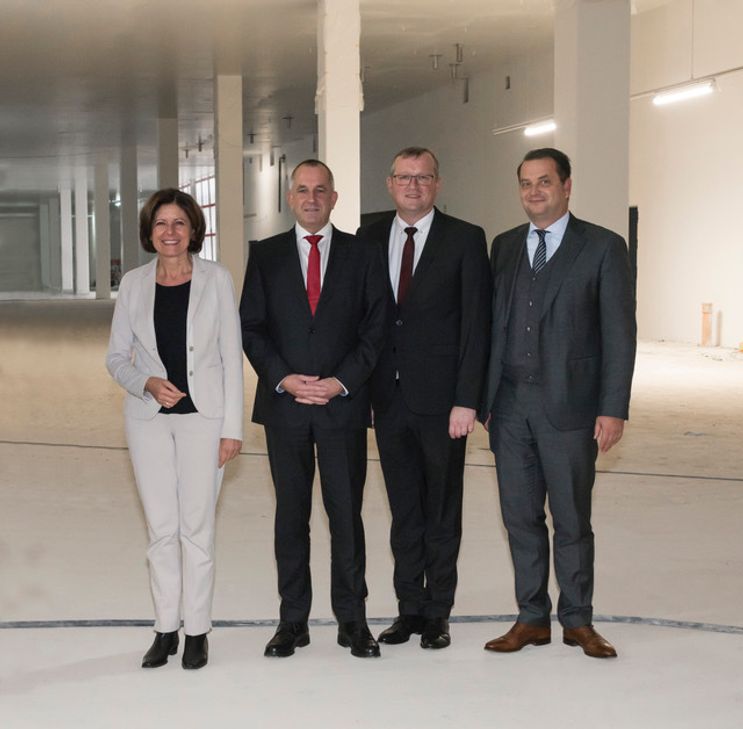 Von links - neben Ministerpräsidentin Malu Dreyer - in der neuen Produktionshalle von HARIBO am Standort Grafschaft Arndt Rüsges, Geschäftsführer Haribo Deutschland, Achim Juchem, Bürgermeister der Gemeinde Grafschaft und Jörg Kehlen, ebenfalls Geschäftsführer Haribo Deutschland.