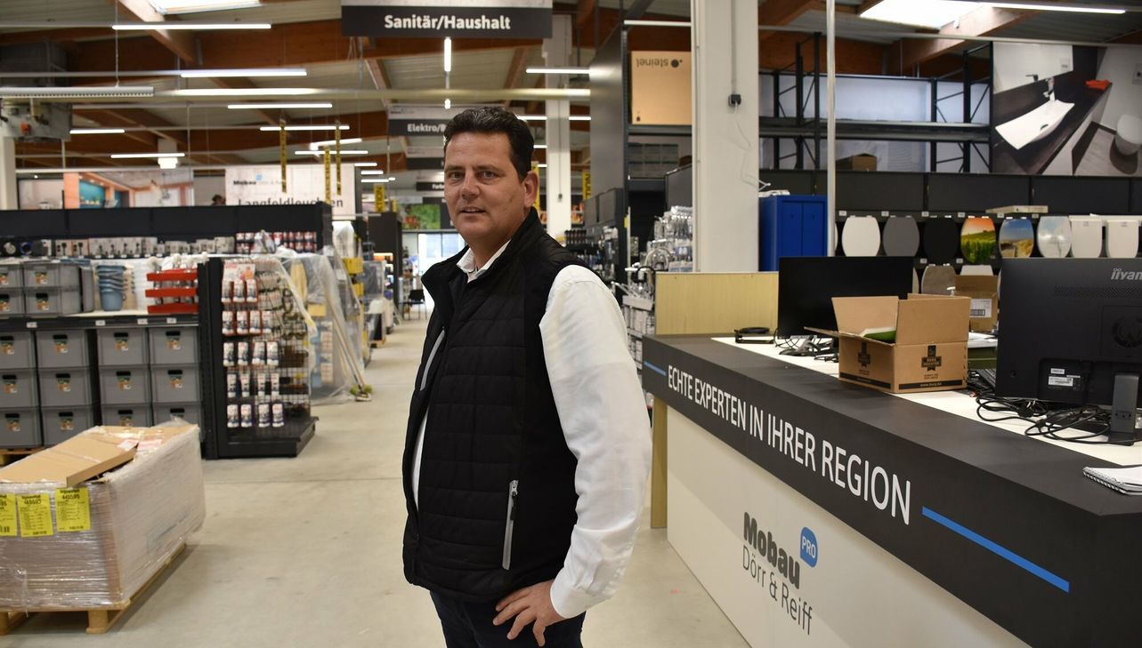 Endspurt: Dominik Kratz freut sich auf die große Wiedereröffnung des  Mobau Pro Dörr &amp; Reiff Baumarkts in Schleiden-Oberhausen.