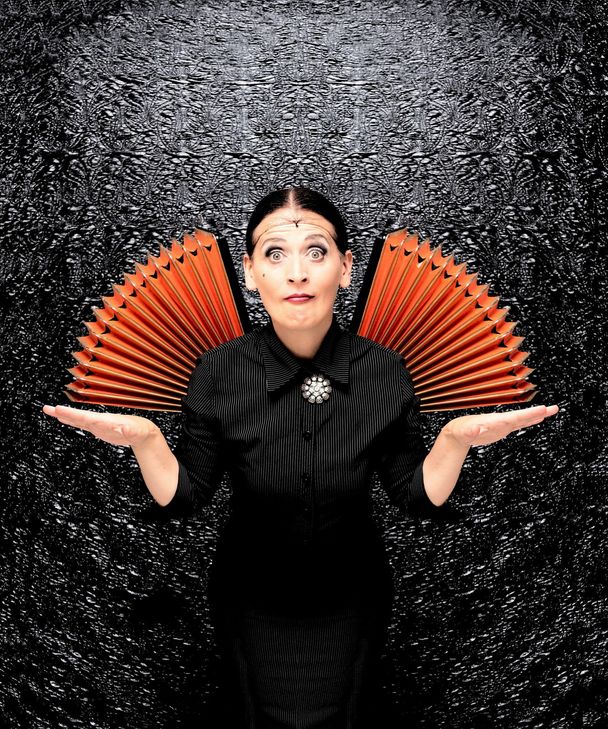 Carmela de Feo präsentiert in Manderscheid die besten Nummern aus ihren Programmen.  Foto:  H. Hoffmann